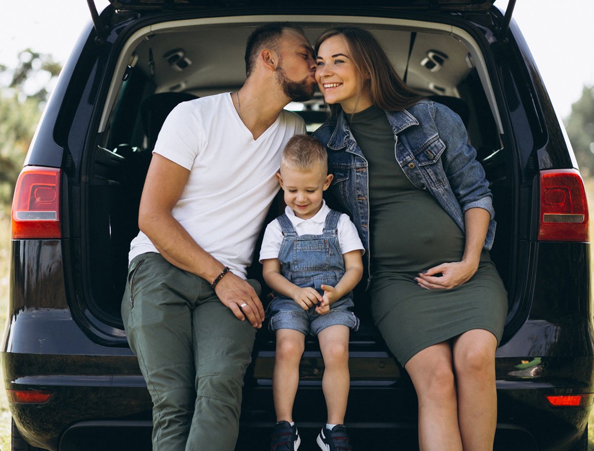 Un préstamo para automóvil ayudó a esta familia hispana a comprar su auto nuevo.