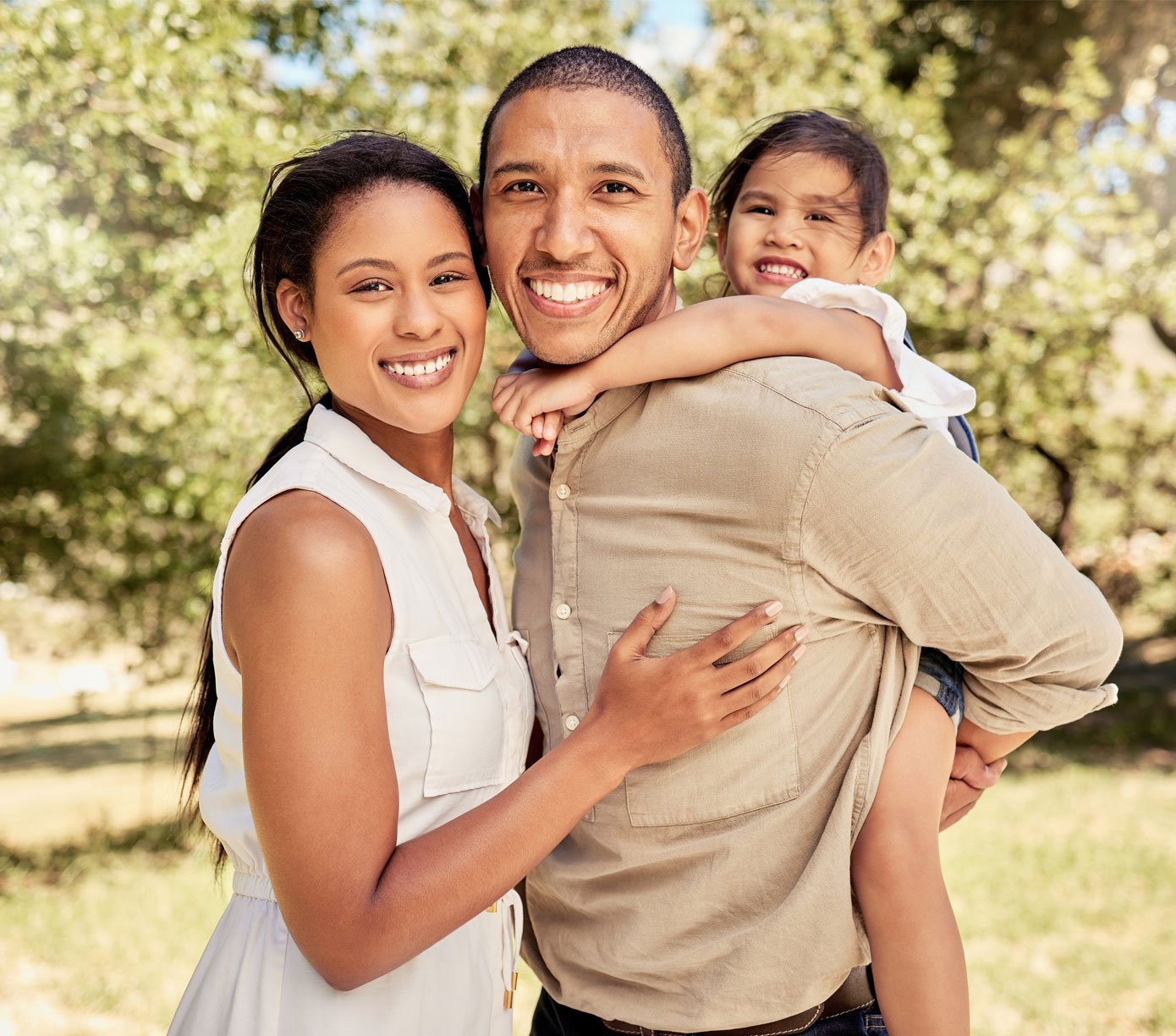 Familia hispana sonriendo sabiendo que Alianza está de su lado.