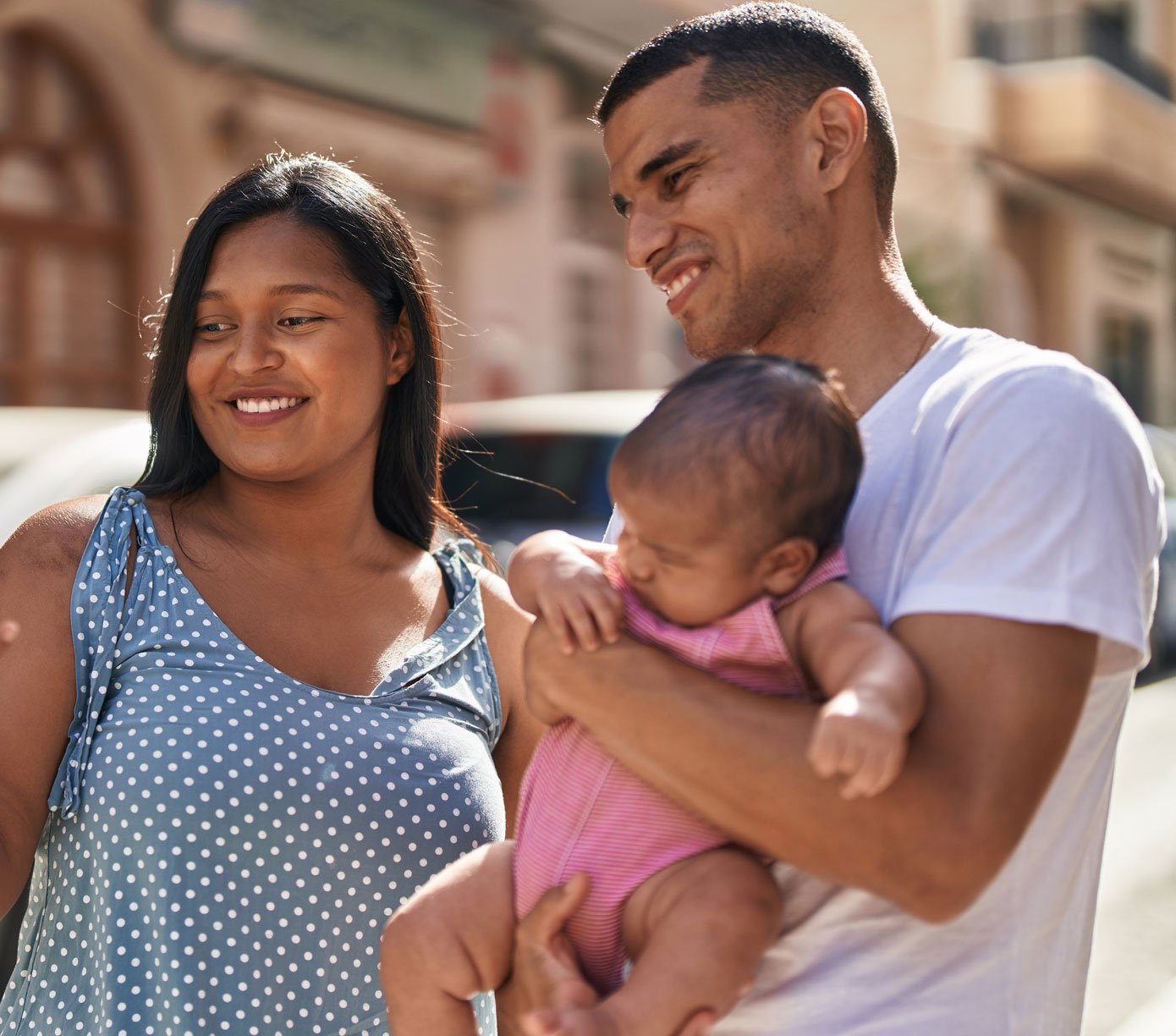 Familia latina sonriendo cuando descubre que Alianza puede ayudar con su situación financiera.