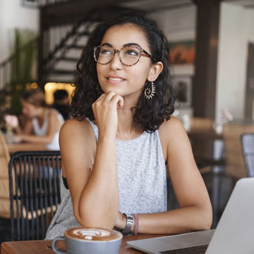 Mujer pensando en lo que un préstamo de creación de crédito puede hacer por su futuro.