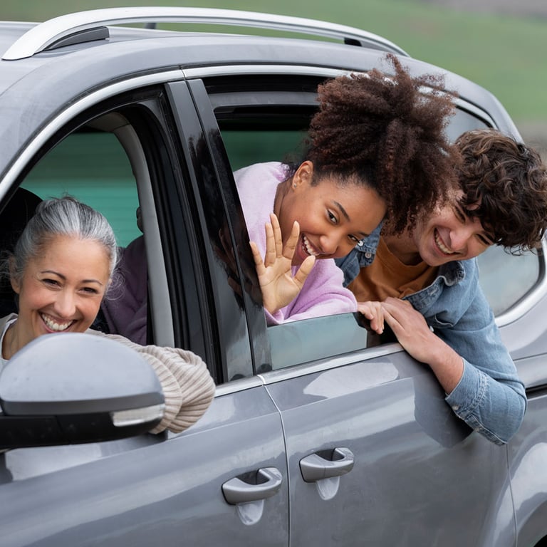 Abuela y nietos sonríen en un auto nuevo financiado con un préstamo para automóvil de Alianza.