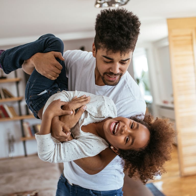 El hombre sabe que las mejoras de su hogar están cubiertas por su préstamo sobre el valor líquido de la vivienda para poder jugar con su hija.