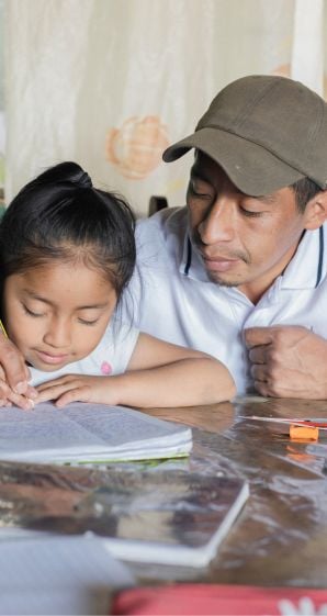 hombre enseñando a una joven a leer