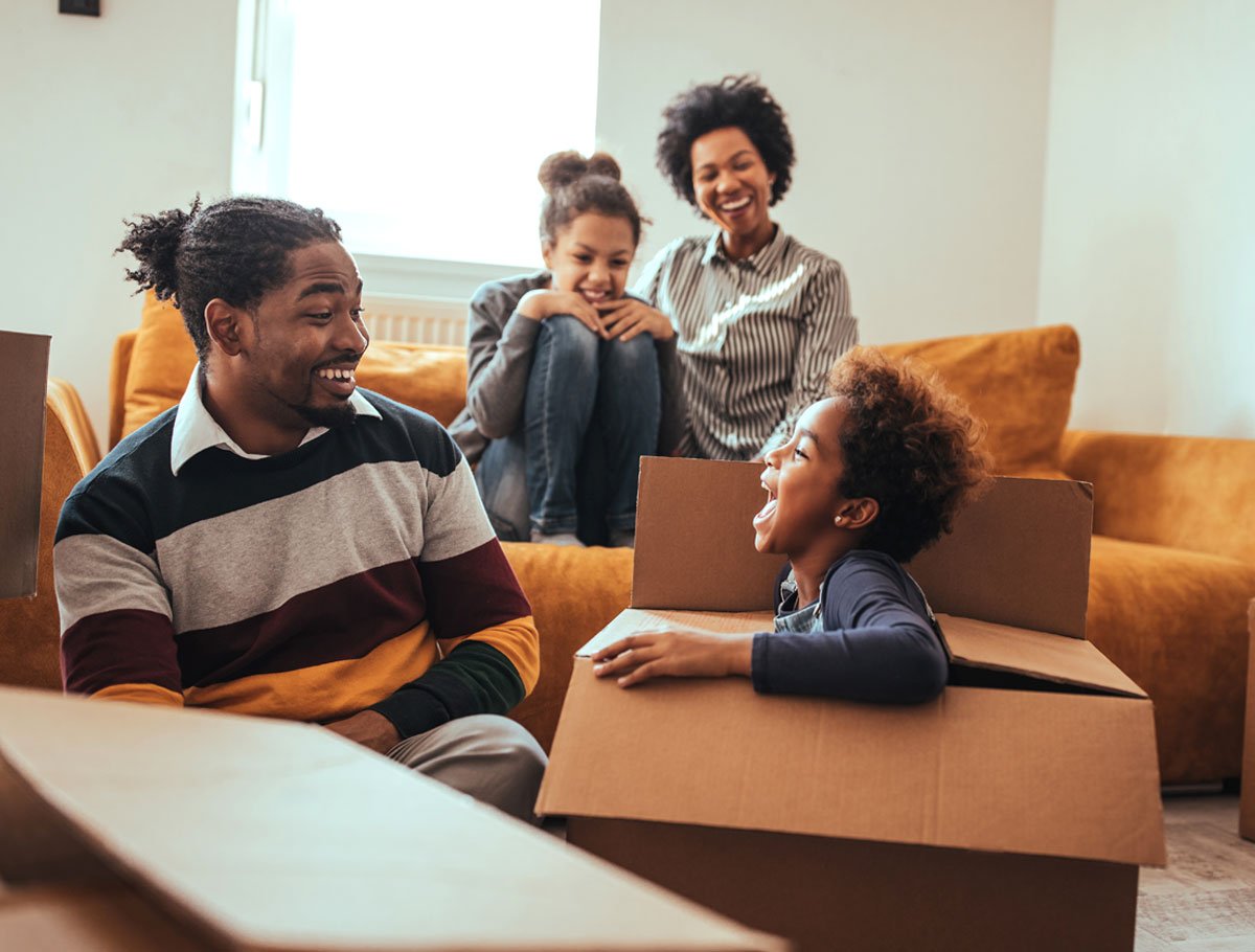 Una hipoteca de Alianza ayudó a esta nueva familia a comprar una casa.