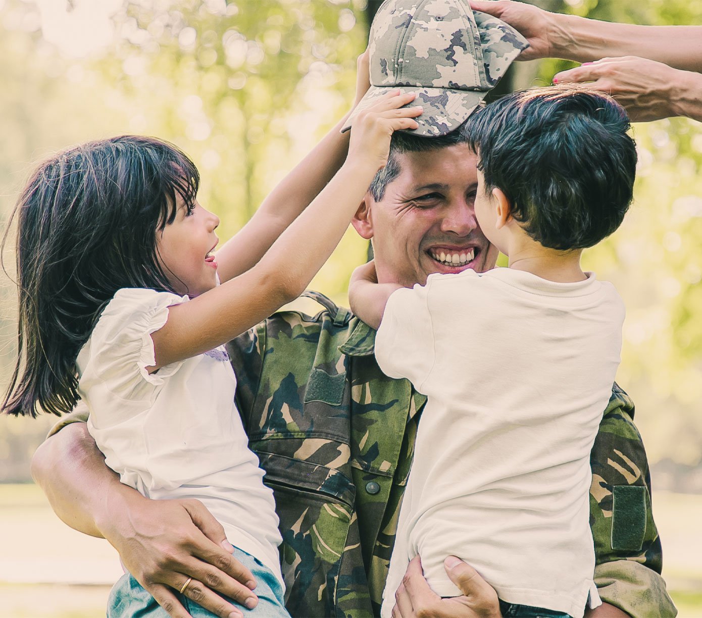 Un veterano militar y sus hijos califican para un préstamo VA con Alianza Credit Union.
