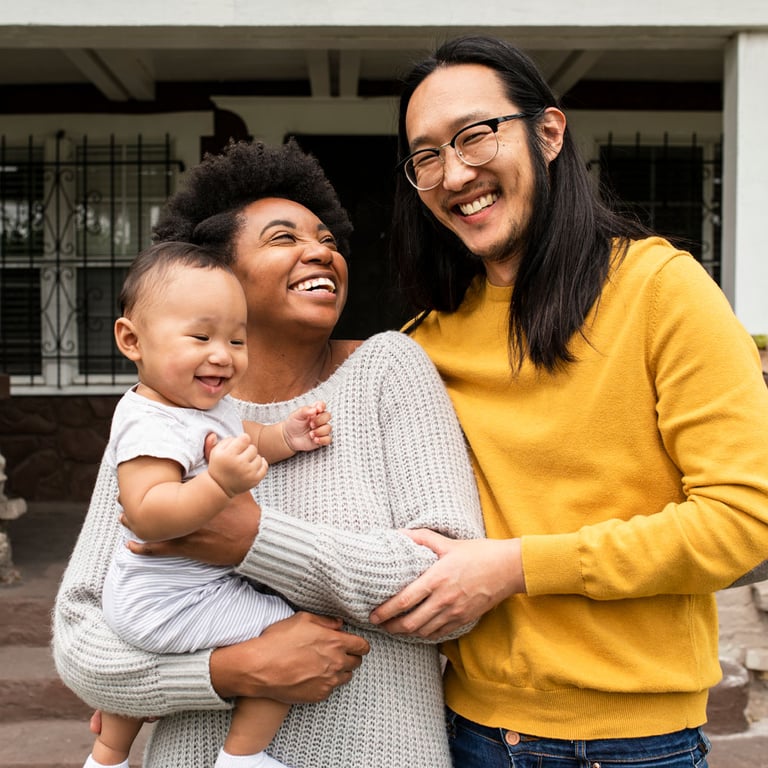 Esta familia joven y sonriente con un hijo utilizó una hipoteca de Alianza para comprar la casa de sus sueños.