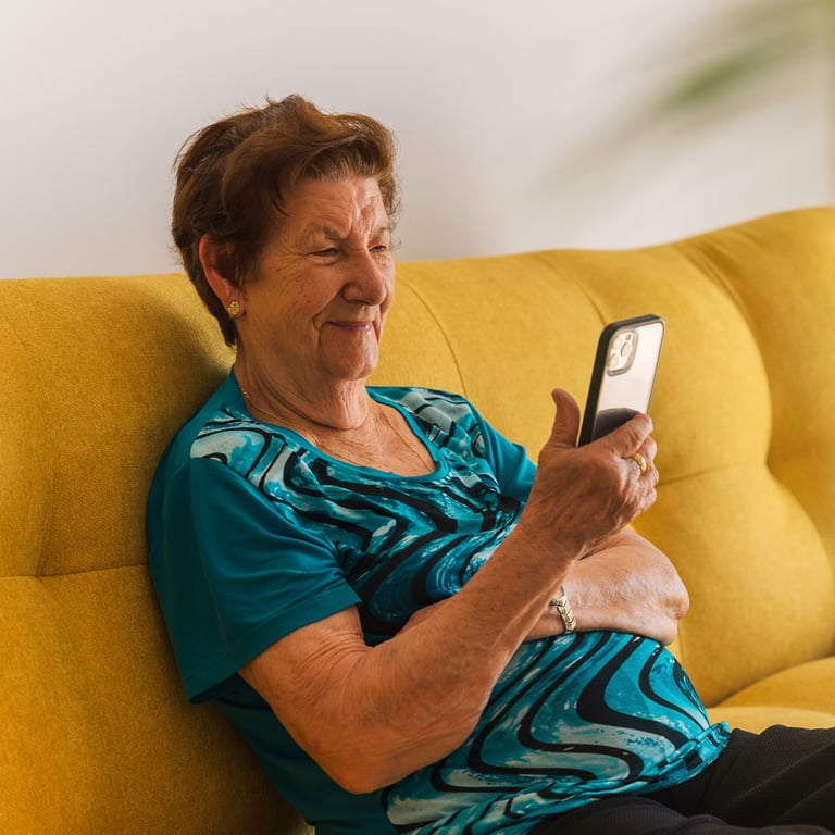 Abuela pausando su tarjeta de deuda dentro de la aplicación móvil de Alianza.