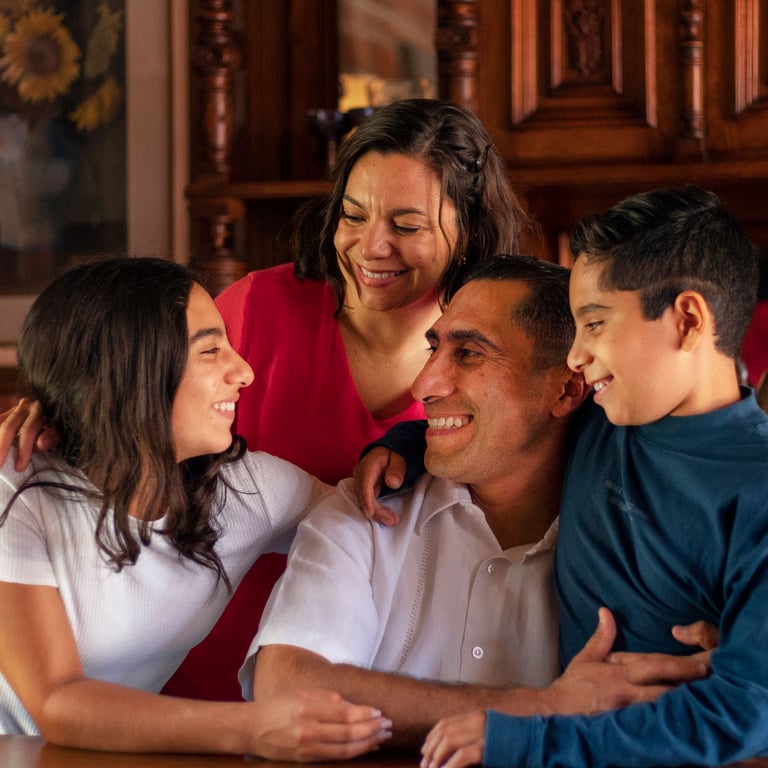 Un préstamo personal de Alianza ayuda a esta familia a cubrir el costo de la ciudadanía.