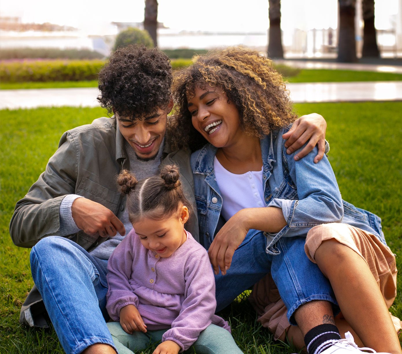 Familia joven sonriendo después de obtener la aprobación de un préstamo personal de Alianza.