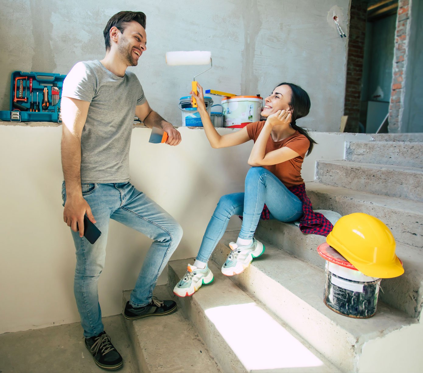 Una pareja está renovando su casa con un préstamo en efectivo rápido para mejoras en el hogar de Alianza.