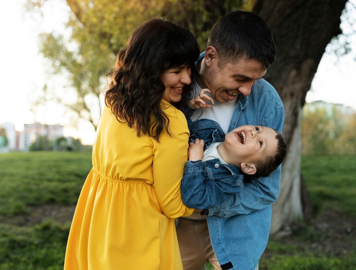 Una cuenta de ahorros de Alianza le brinda a esta sonriente familia de tres personas confianza y la oportunidad de disfrutar la vida sin estrés.