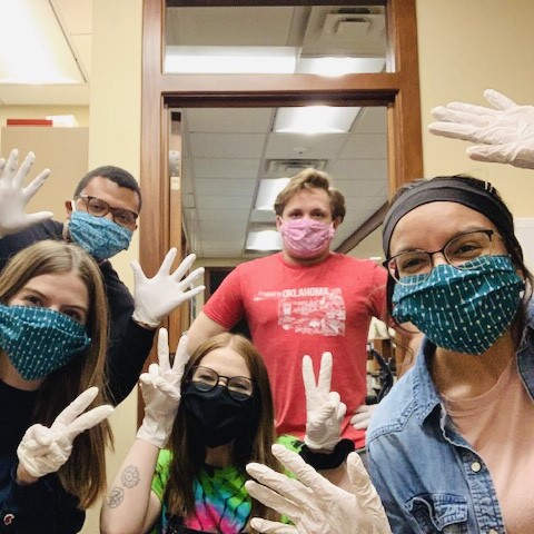 empleados que usan máscaras