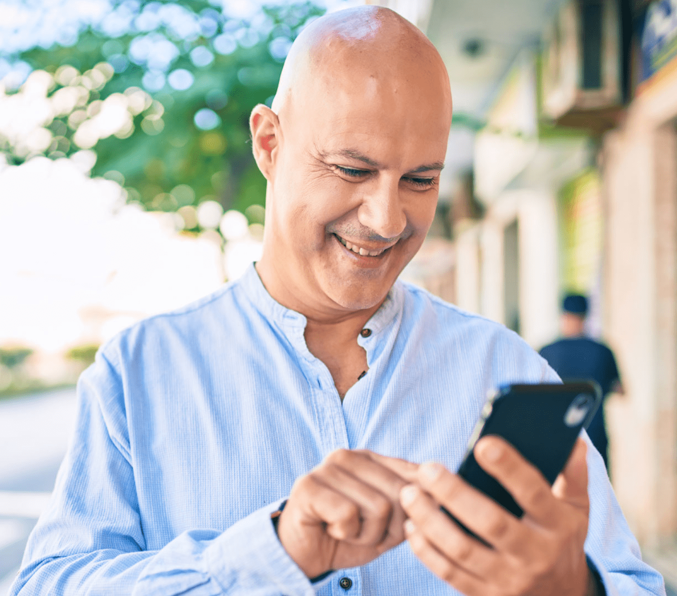 Este hombre de camisa azul es miembro de Alianza y disfruta hacer sus operaciones bancarias desde su teléfono celular a través de la banca móvil