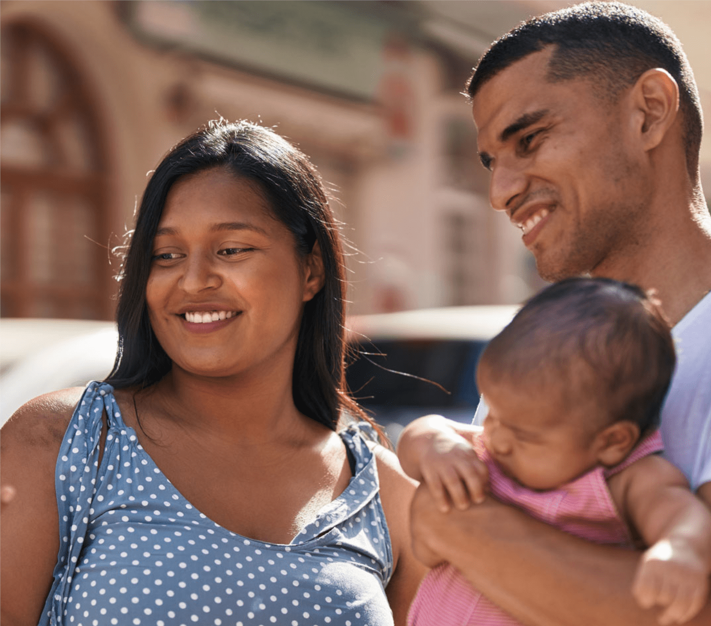 Familia latina sonriendo cuando descubre que Alianza puede ayudar con su situación financiera